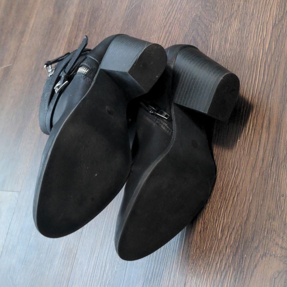 a.n.a Womans size 5.5 black heeled boot with zipper and buckle - Picture 7 of 7